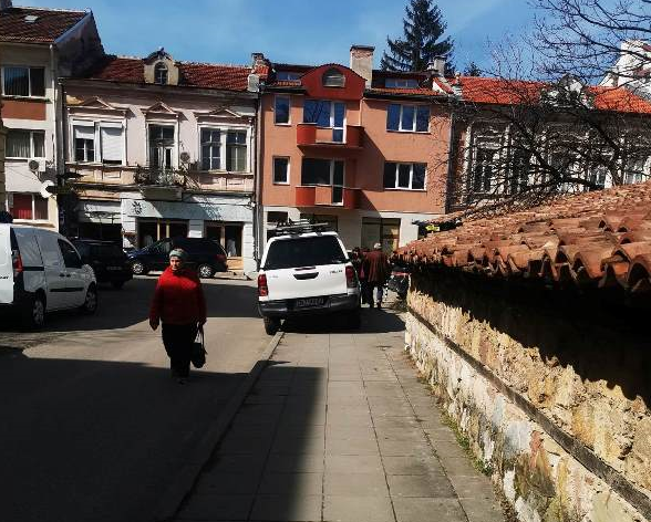 Неправилно спряна служебна кола на ЕРМ Запад вбеси врачани научи