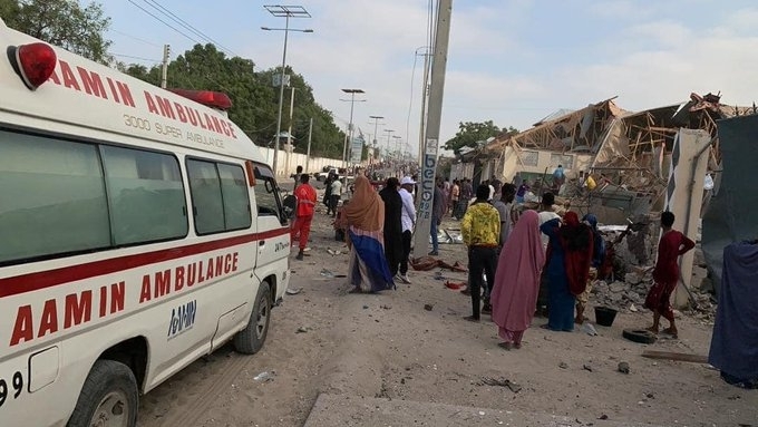 Огромна експлозия разтърси сомалийската столица Могадишу предадоха световните агенции Жертвите