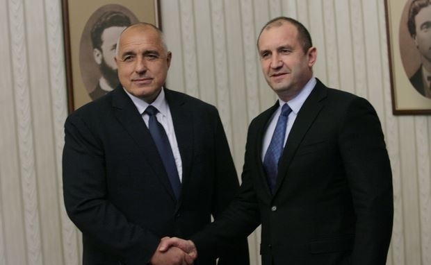 Бойко Борисов губи контрол върху партията си или я насърчава