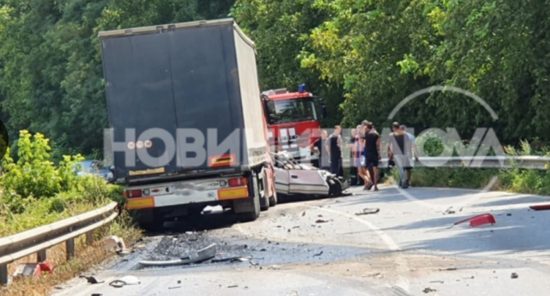 Двама мъже са загинали на място при тежка челна катастрофа