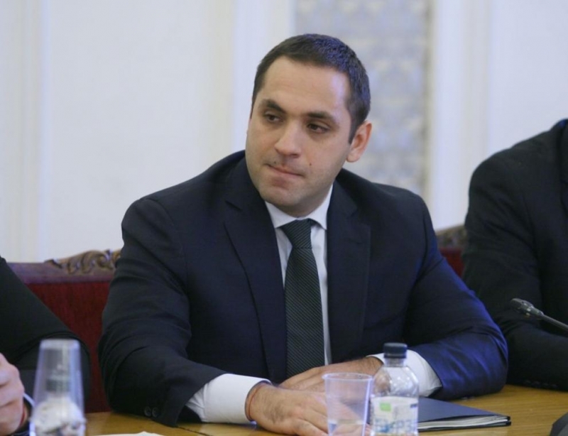 Министърът на икономиката Емил Караниколов е поставен под 14 дневна карантина