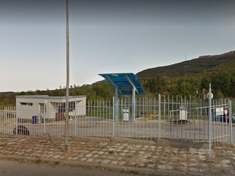 Силна миризма на нафта на територията на бивша бензиностанция е