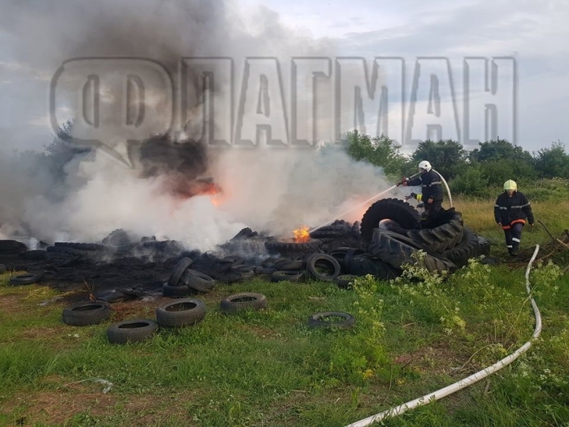 Три пожарни автомобила и 10 огнеборци гасят запалени гуми в