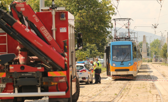 Трамвай, движещ се по линия №5 в София, блъсна и