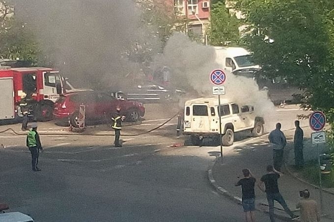 Стар джип марка Land Rover Defender пламна докато чакаше на