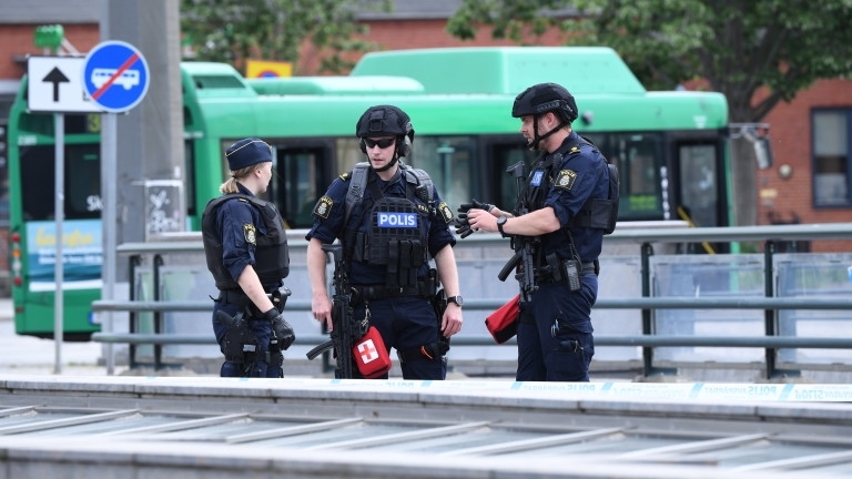 Шведската полиция съобщи че служители на реда са стреляли и
