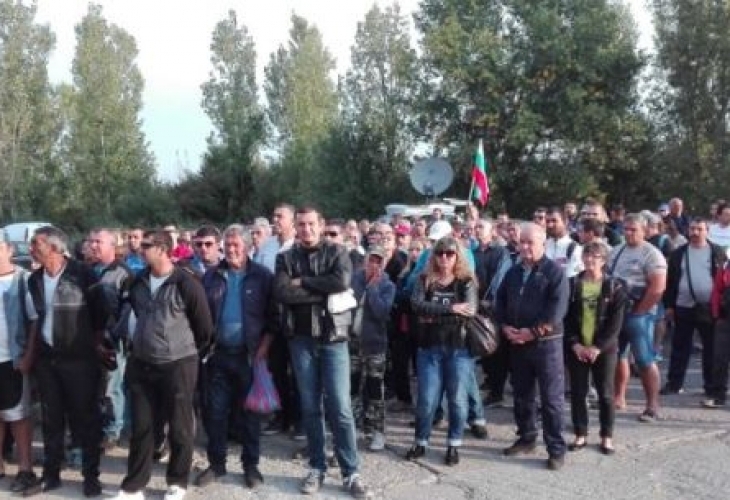 Служители на запечатаните фабрики за алкохол край Карнобат отново излязоха