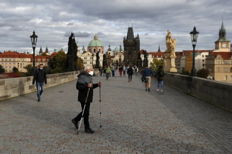 Чешкото правителство удължи извънредното положение до 23 декември след като