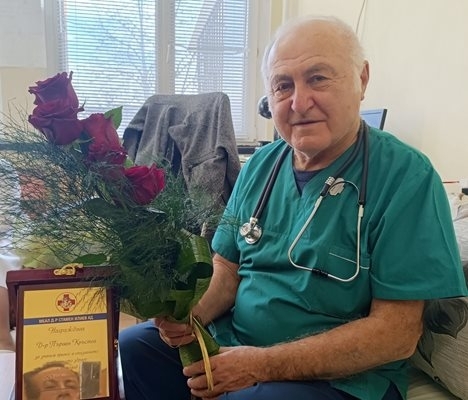 Д-р Първан Кръстев от отделението по педиатрия празнува 80-годишен юбилей.