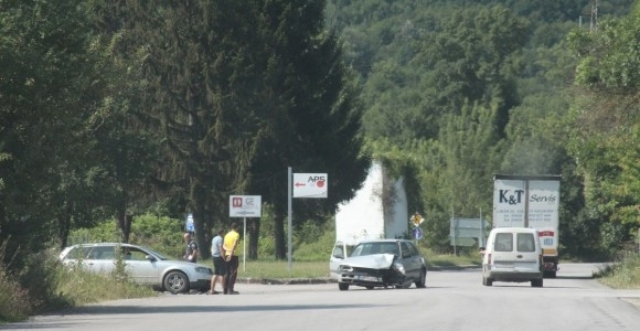 Мъж пострада при катастрофа между "Ауди" и "Фолксваген" край фирма