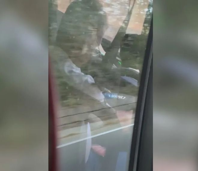Дивотия: Шофьор гледа видео за възрастни зад волана на автобус по линията София – Казанлък /снимка+видео/
