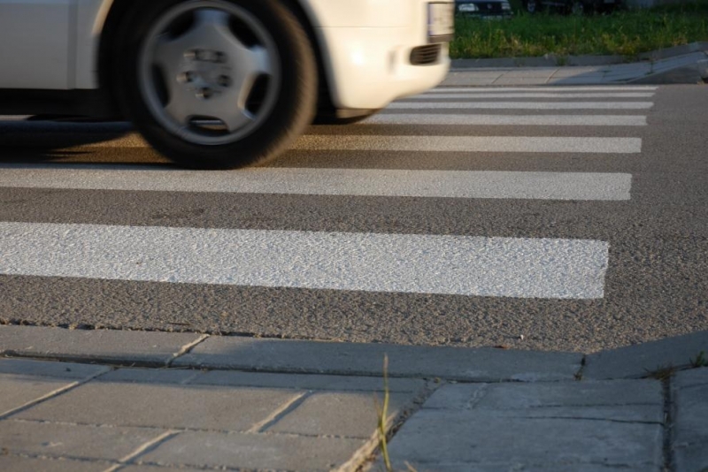 Шофьор блъсна 19-годишен младеж на пешеходна пътека в Сливен, съобщиха