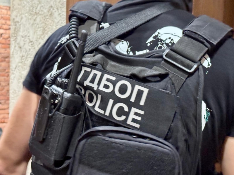 Иззети палки, бухалки и пистолети: 13 задържани след акцията на ГДБОП във Велико Търново
