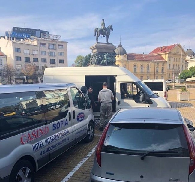 В 12 часа полицай е забелязал оставен плик върху една