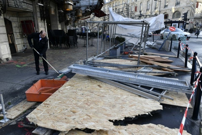 Силна буря остави 170 000 домакинства във Франция без електричество