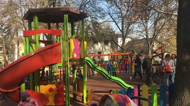 Дете е с изгаряния след токов удар от стълб до площадка във Варна
