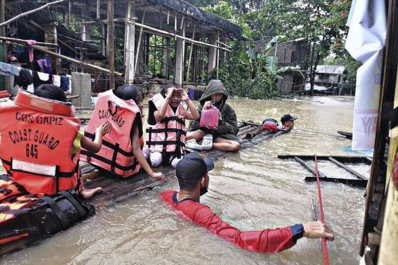 Най малко 121 души са загинали в свлачища и наводнения причинени