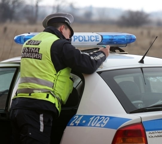 Полицаи одрусаха с актове нередовни шофьори по време на специализирана