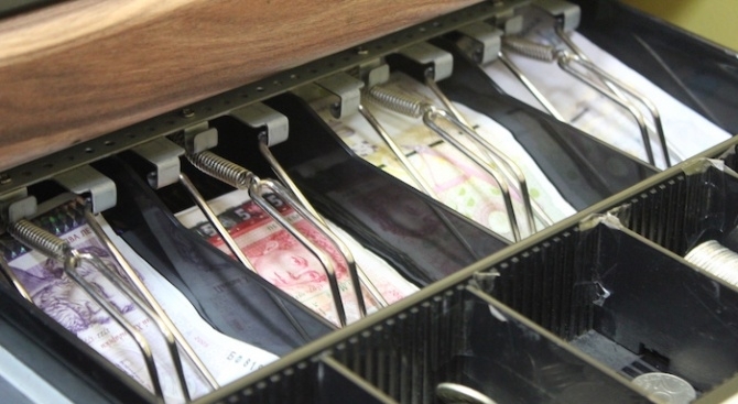 Полицията е заловила мъж задигнал парите от касата на магазин