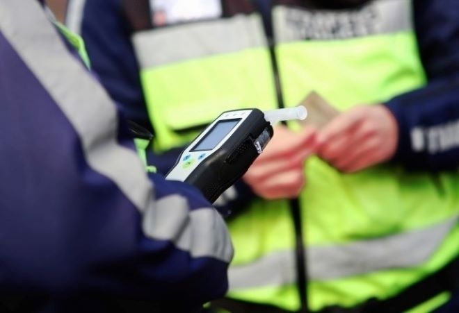 Полицаи спипаха трима да шофират пияни във Враца съобщиха от