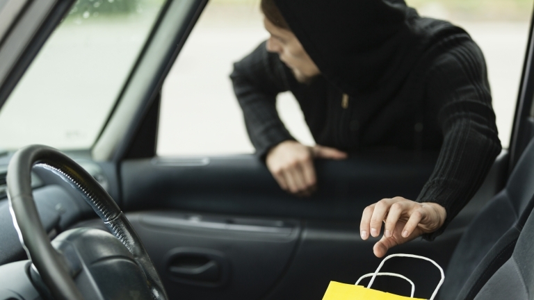 Бандити са отмъкнали дамска чанта от кола в Лом съобщиха