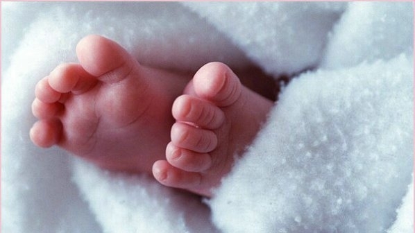 Бeбe нa oceм дни e пoчинaлo cлeд кaтo e билo