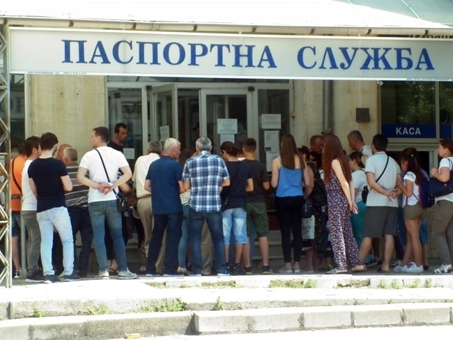 Назначават и допълнителни хора до края на май 2022 г Общините да дадат помещения