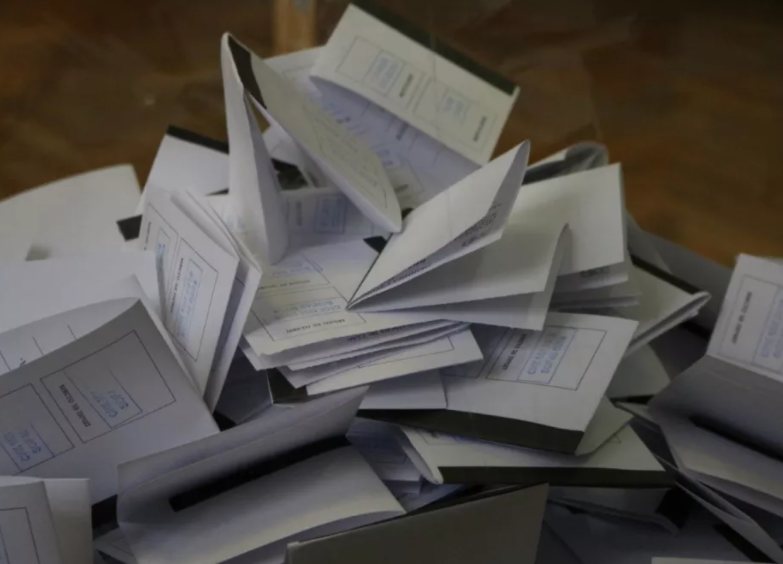 Само за първия час на изборния ден в офиса и