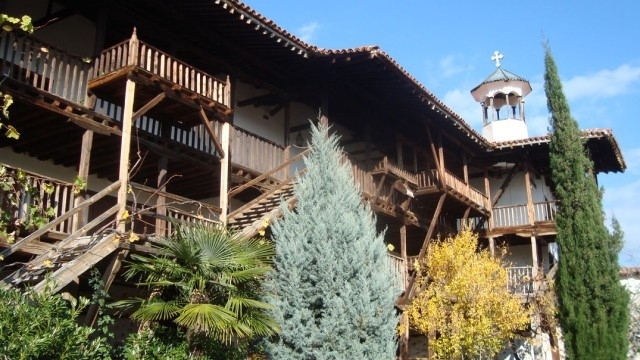 Нагъл обир в Роженския манастир крадци завързаха свещеника и копаха