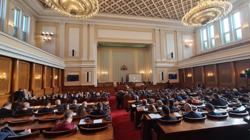В Народното събрание денят на депутатите започна със спорове и