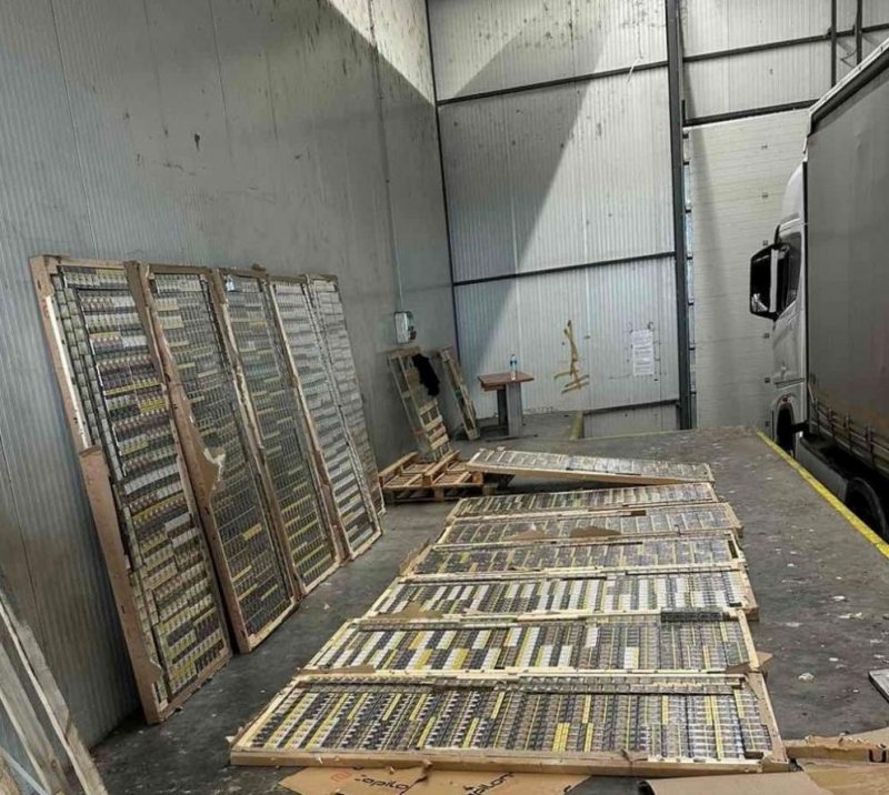 Близо 200 000 къса контрабандни цигари, укрити в заготовки за