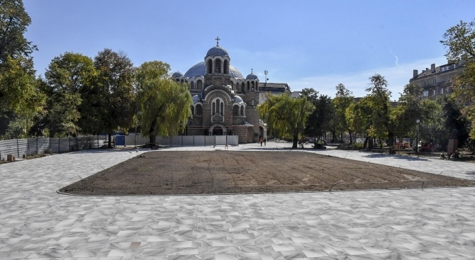 Плочките пред столичния храм Св Седмочисленици отново се оказаха повод