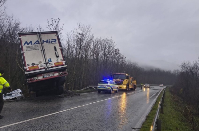 От последните минути! ТИР се завъртя на международния път Е-79 между Враца и Монтана, трафикът е затруднен