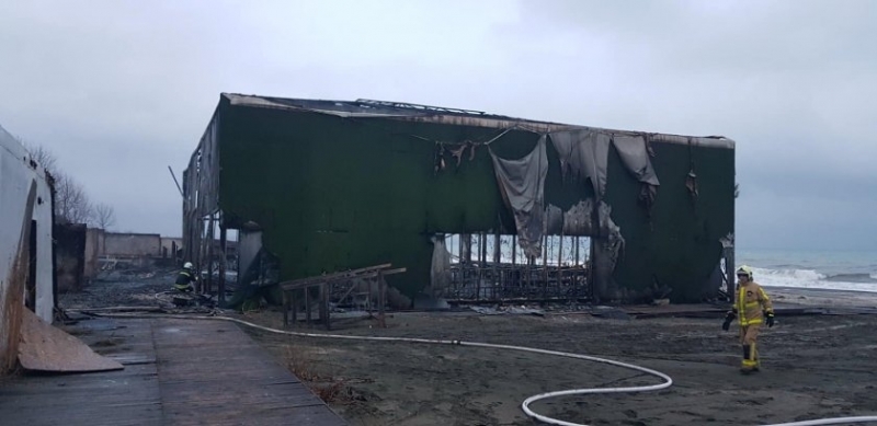 Бивша дискотека разположена на северния плаж в Бургас се запали