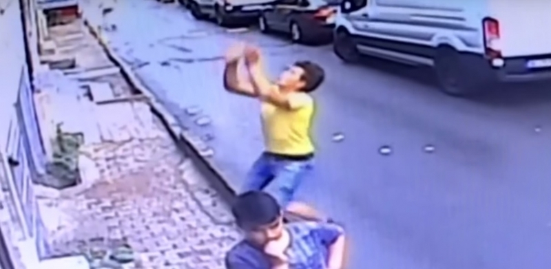 Видеозапис показващ 17 годишен алжирец който поема в последния момент в