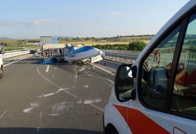 Микробус превозващ моторници на платформа се преобърна на автомагистрала Струма