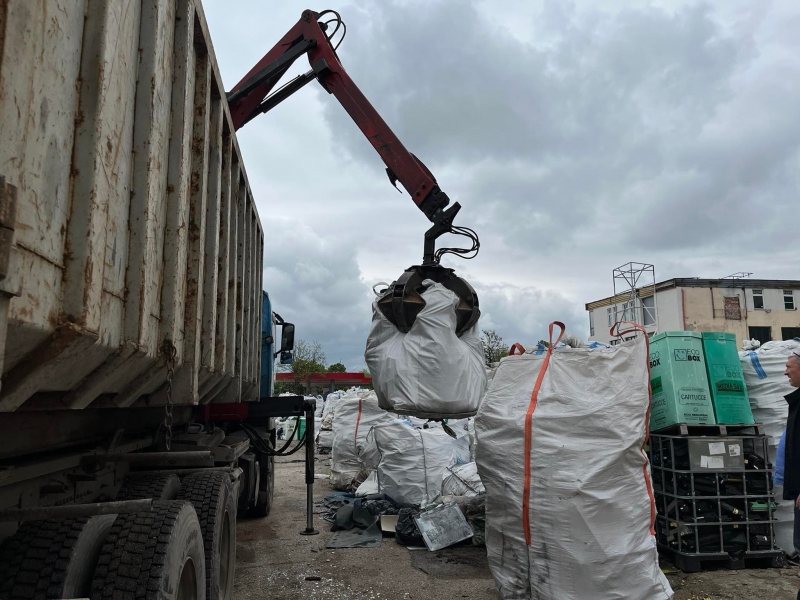 Най сетне започна извозването на опасните тонер касети от Враца научи