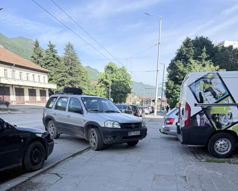 Няма край! Шофьор паркира неграмотно във Враца, ядоса водачи и пешеходци /снимка/