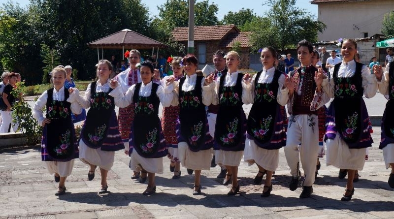 Гост изпълнители на фестивала ще бъдат народният певец Юри Крумов