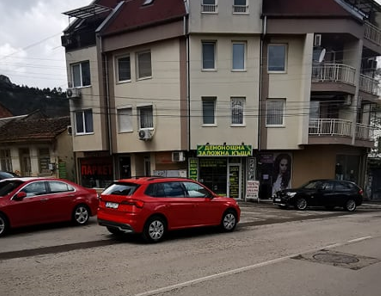 Шофьор с лъскава Шкода спря като арабин в пустиня във