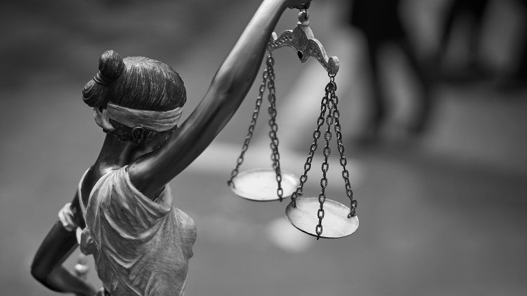 Съпрузи се изправят пред съда за имотна измама за близо