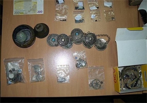 След сигнал: Ченгета тарашиха дома на мъж в Берковица, намериха куп старинни предмети