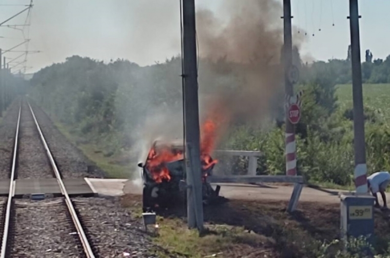 Влак удари привечер лек автомобил край монтанското село Дъбова махала