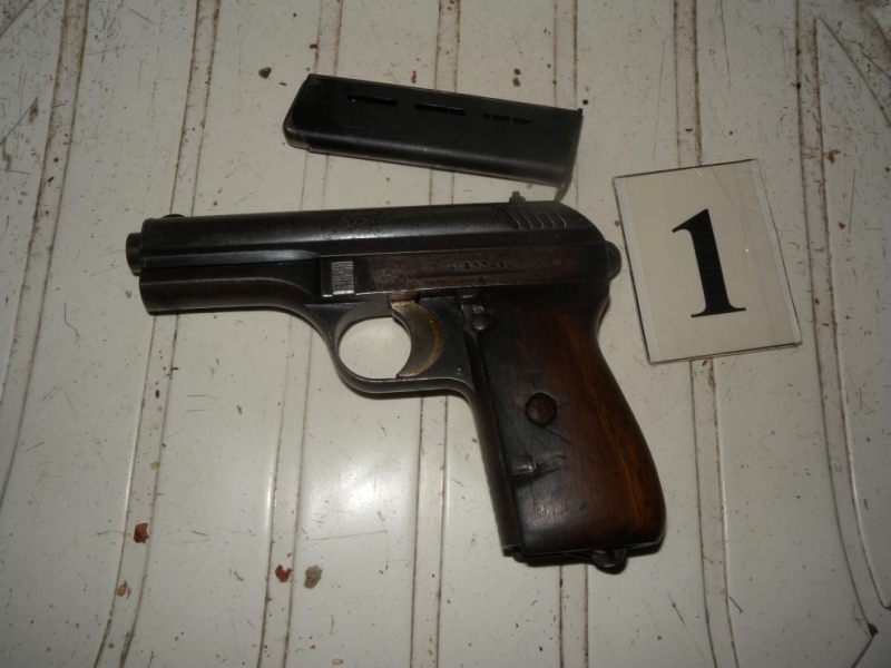 Два газови пистолета и 14 боеприпаса за тях са иззети