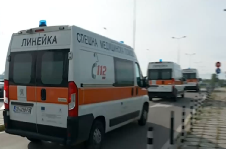 Десетки линейки и пожарни коли се отправиха към Летище София