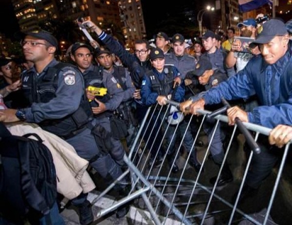 Масови безредици избухнаха на протест срещу планирани реформи в Хондурас