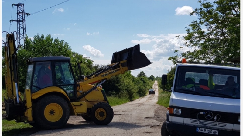 Екип на oбщинско предприятие БКС Враца започна да запълва дупки