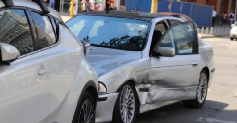 Верижна катастрофа между три автомобила е станала на пътя Царево