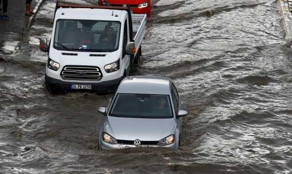 Един човек е безследно изчезнал след като автомобилът с който