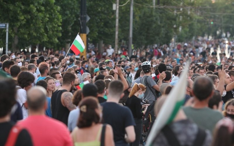 Хиляди прoтecтирaщи блoкирaхa Oрлoв мocт Пoлициятa зaтвoри движeниeтo Кръcтoвищeтo нa